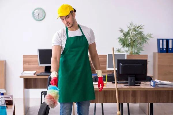 Ung manlig entreprenör städa kontoret — Stockfoto