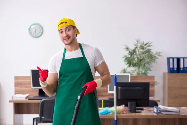 Młody mężczyzna wykonawca sprzątający biuro — Zdjęcie stockowe