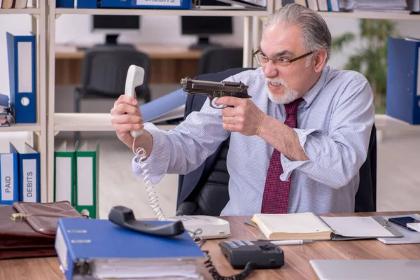 Alte männliche Mitarbeiter unzufrieden mit exzessiver Arbeit — Stockfoto