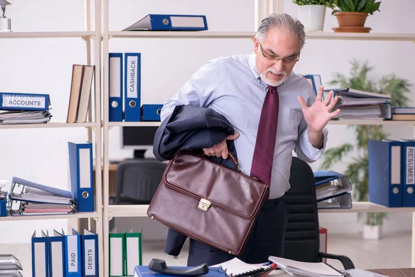 Vecchio dipendente maschio infelice con il lavoro eccessivo — Foto Stock