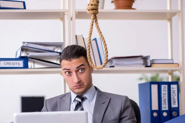 Giovane dipendente maschio che si suicida sul posto di lavoro — Foto Stock