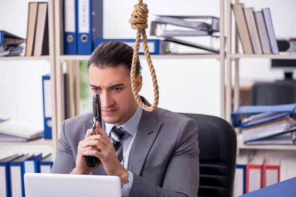 Giovane dipendente maschio che si suicida sul posto di lavoro — Foto Stock