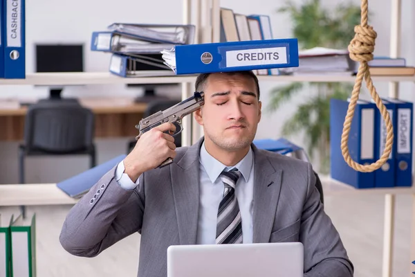 Jonge mannelijke werknemer pleegt zelfmoord op het werk — Stockfoto