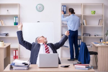 Ofiste iki çalışan var.