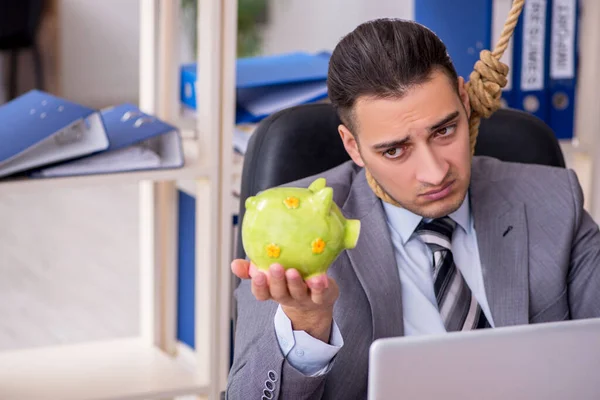 Junge männliche Angestellte begeht Selbstmord am Arbeitsplatz — Stockfoto