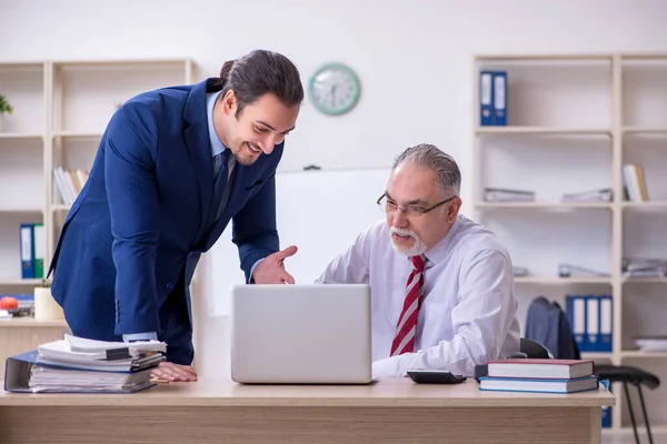 Two employees in the office — Stock Photo, Image