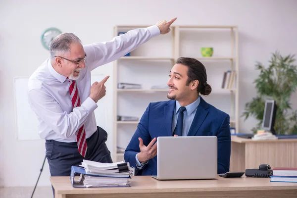 Twee werknemers in het kantoor — Stockfoto