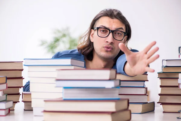 Joven estudiante masculino preparándose para los exámenes en casa — Foto de Stock