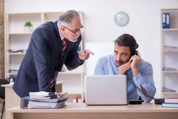 Zwei Mitarbeiter im Büro — Stockfoto