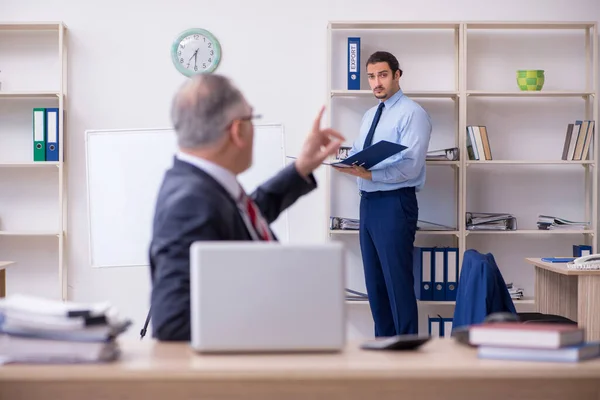 Zwei Mitarbeiter im Büro — Stockfoto