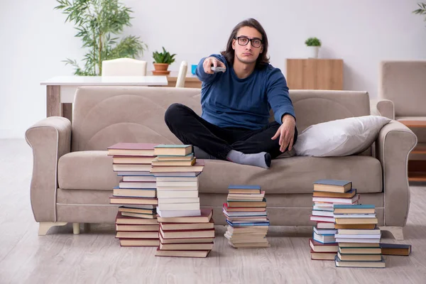 Jeune étudiant masculin se préparant aux examens à la maison — Photo