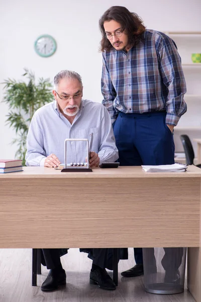 Twee medewerkers en meditatie ballen op kantoor — Stockfoto