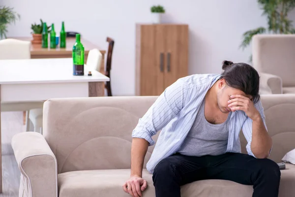 Jonge alcoholist drinkt thuis wijn — Stockfoto