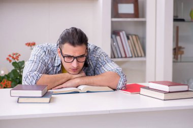 Genç erkek öğrenci sınava evde hazırlanıyor.