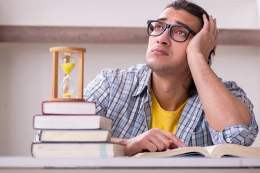 Genç erkek öğrenci sınava evde hazırlanıyor.