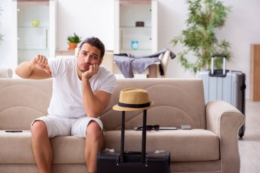 Genç adam evden ayrılmaya hazırlanıyor.