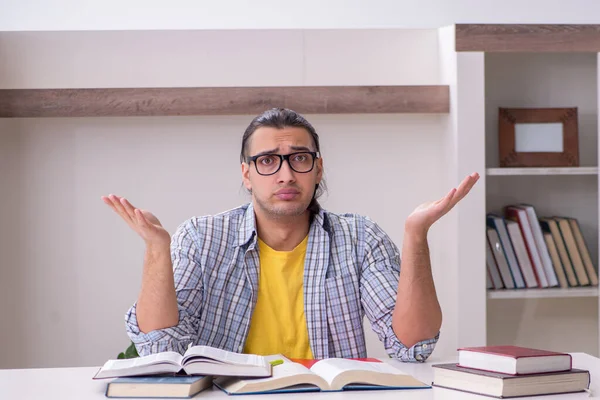 Junger männlicher Student bereitet sich zu Hause auf Prüfung vor — Stockfoto