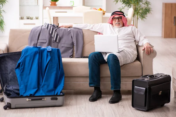 Velho empresário árabe se preparando para uma viagem de negócios — Fotografia de Stock