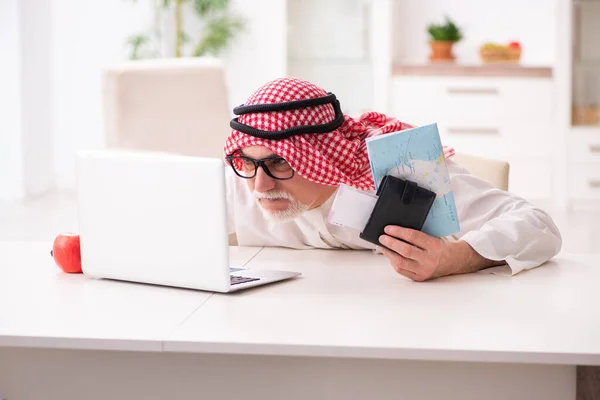 Stary arabski biznesmen przygotowujący się do podróży służbowej — Zdjęcie stockowe