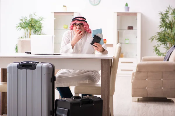 Velho empresário árabe se preparando para uma viagem de negócios — Fotografia de Stock