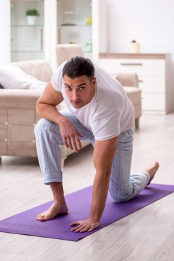 Genç erkek güne sabah egzersizleriyle başlıyor.