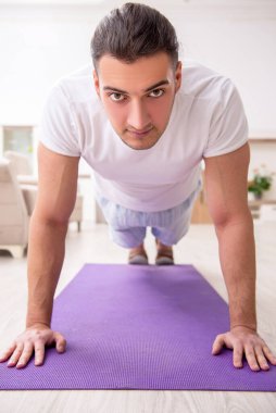 Genç erkek güne sabah egzersizleriyle başlıyor.