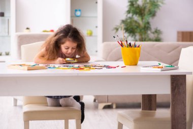 Erken gelişim konseptinde küçük bir kız