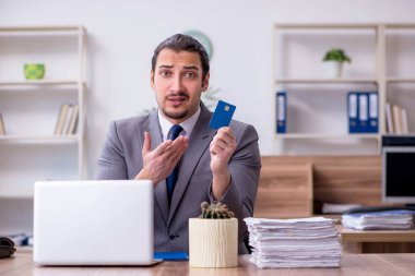 Ofiste çalışan genç bir erkek.