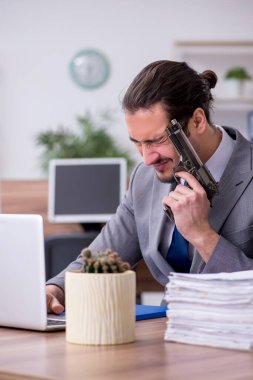 Ofiste çalışan genç bir erkek.