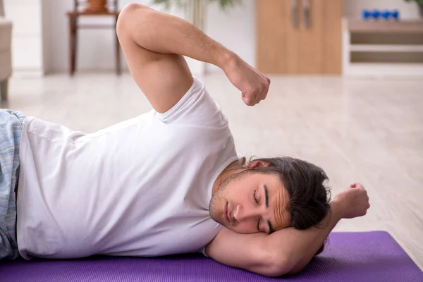 Junge Männer starten mit Morgengymnastik — Stockfoto