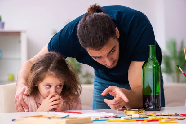 Padre borracho y niña en el interior — Foto de Stock