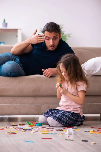 Genç baba ve küçük kız içeride.