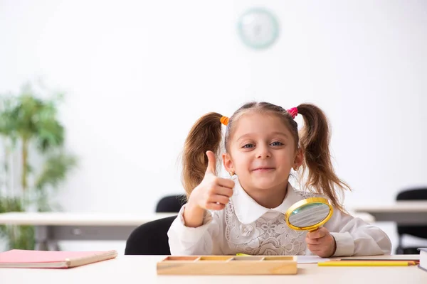 幼儿发展概念中的小女孩 — 图库照片