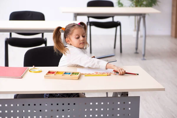 Menina pequena no conceito de desenvolvimento inicial — Fotografia de Stock