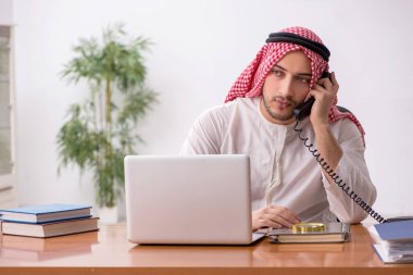 Ofiste çalışan genç bir Arap erkek.