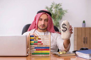 Ofiste çalışan genç bir Arap erkek.