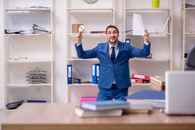 Genç bir erkek işçi aşırı işten memnun değil.