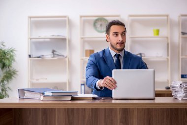 Genç bir erkek işçi aşırı işten memnun değil.