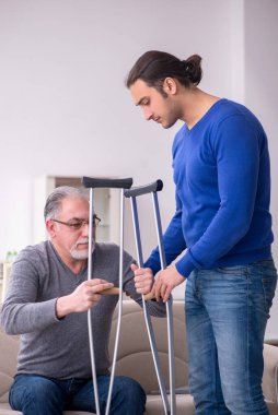 Genç adam bacağına iyi bakıyor.