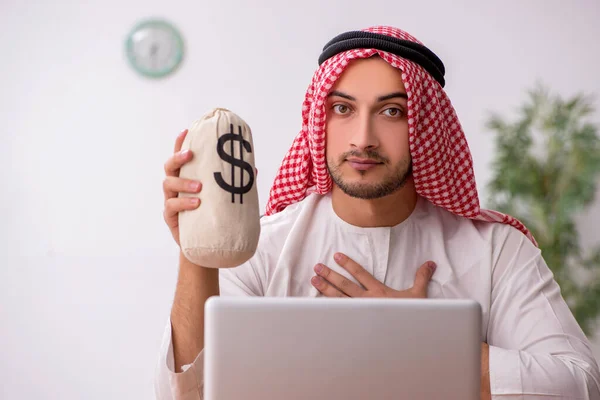 Jeune employé arabe de sexe masculin travaillant au bureau — Photo
