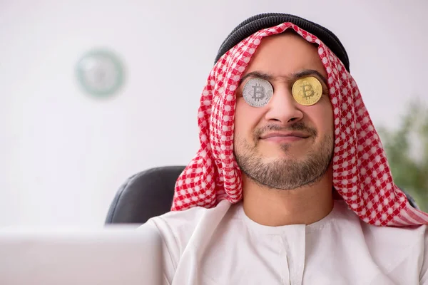 Молодой арабский работник работает в офисе — стоковое фото