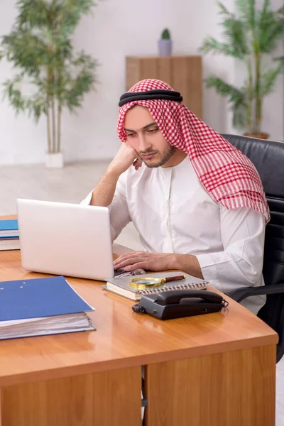 Молодий чоловік арабський працівник працює в офісі — стокове фото
