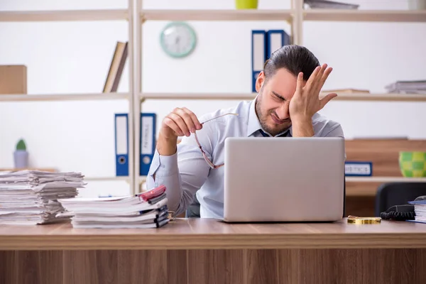 Junge männliche Mitarbeiter unzufrieden mit exzessiver Arbeit — Stockfoto