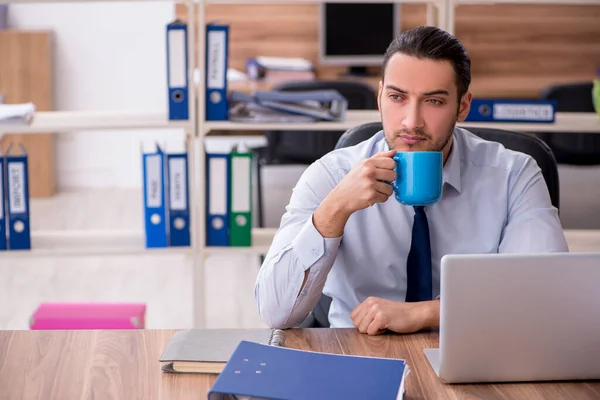 Jeune employé masculin malheureux avec un travail excessif — Photo