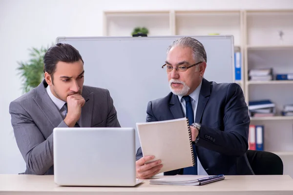 Viejos y jóvenes empresarios en concepto de reuniones de negocios — Foto de Stock