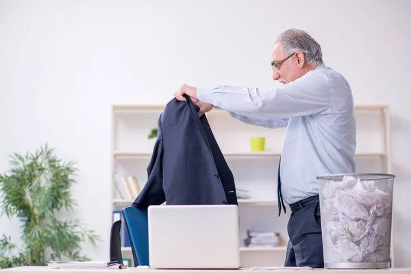 Viejo hombre de negocios rechazando nuevas ideas con muchos papeles —  Fotos de Stock