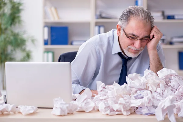 Viejo hombre de negocios rechazando nuevas ideas con muchos papeles — Foto de Stock