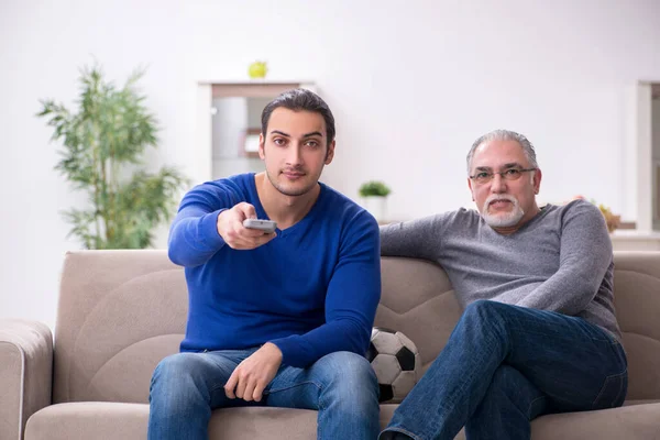 Vader en zoon kijken voetbal op tv — Stockfoto