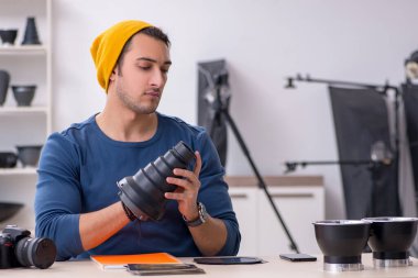 Stüdyoda çalışan genç bir fotoğrafçı.