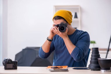 Stüdyoda çalışan genç bir fotoğrafçı.